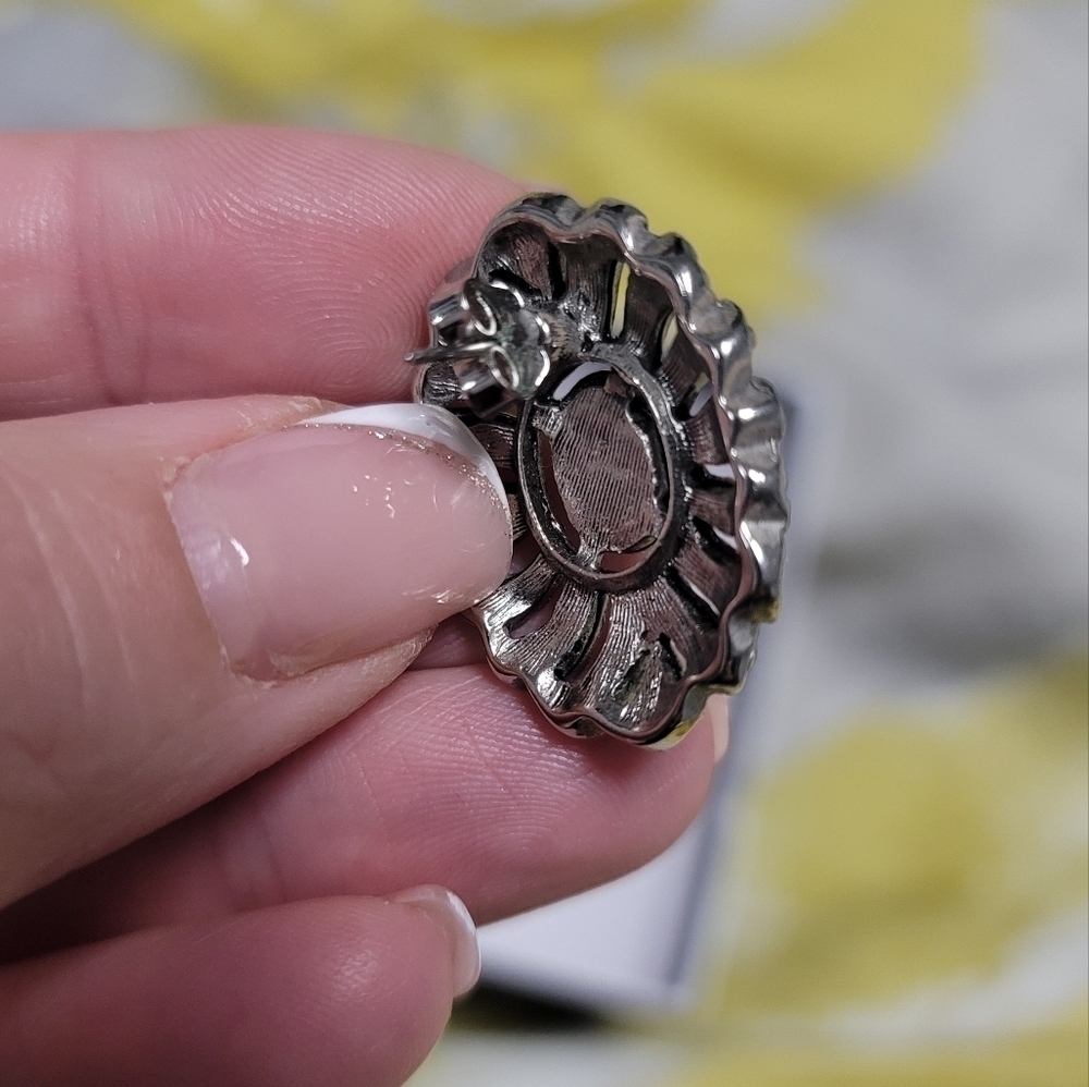 Cute Classic Earrings - Picture 4 of 9